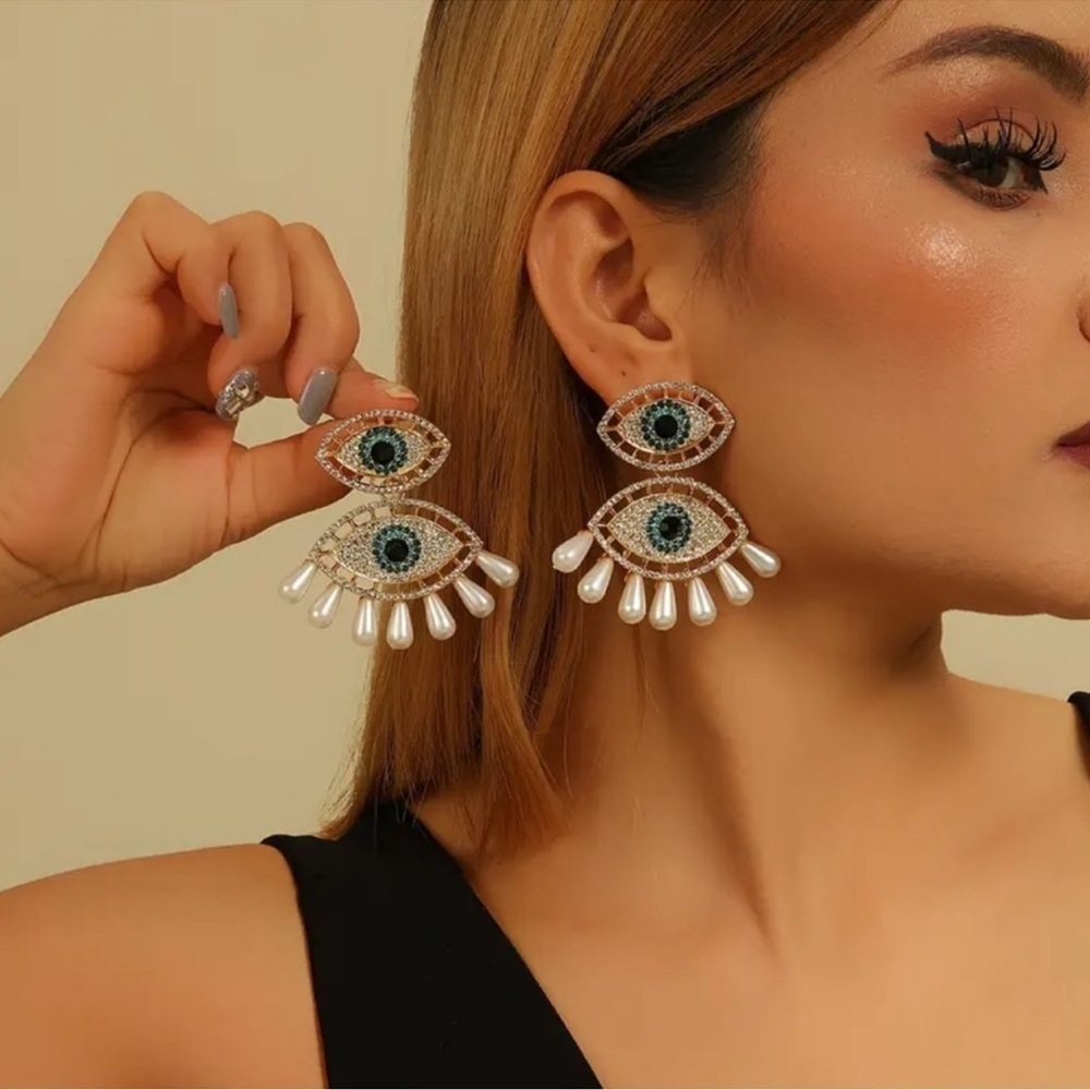 NEW! Elegant Silver and Blue Eye Drop Earrings 🧿 
A3-129